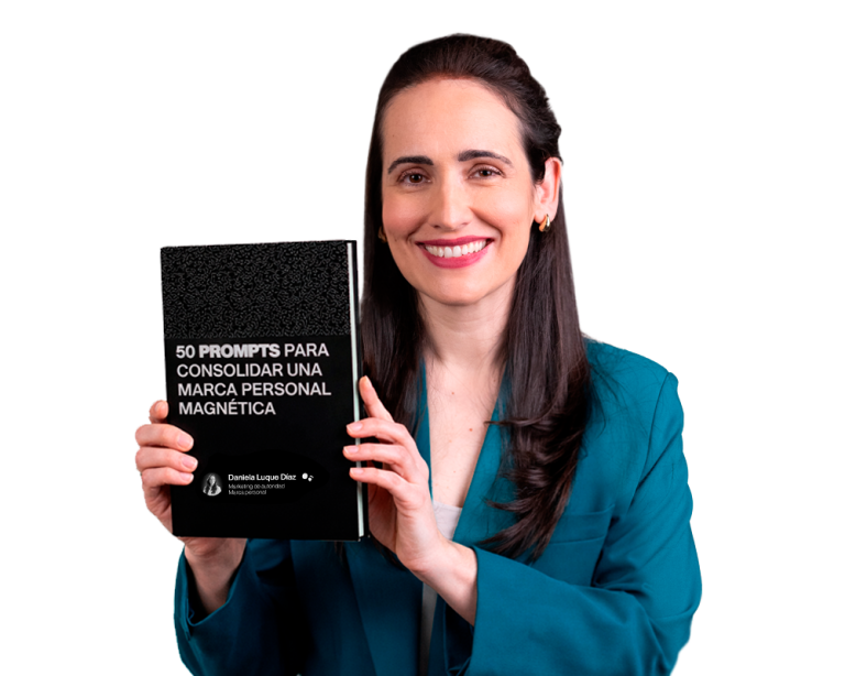 Daniela Luque Díaz sosteniendo el e-book